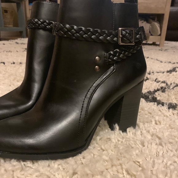 Black booties, brand new, size 7 - Picture 2 of 3